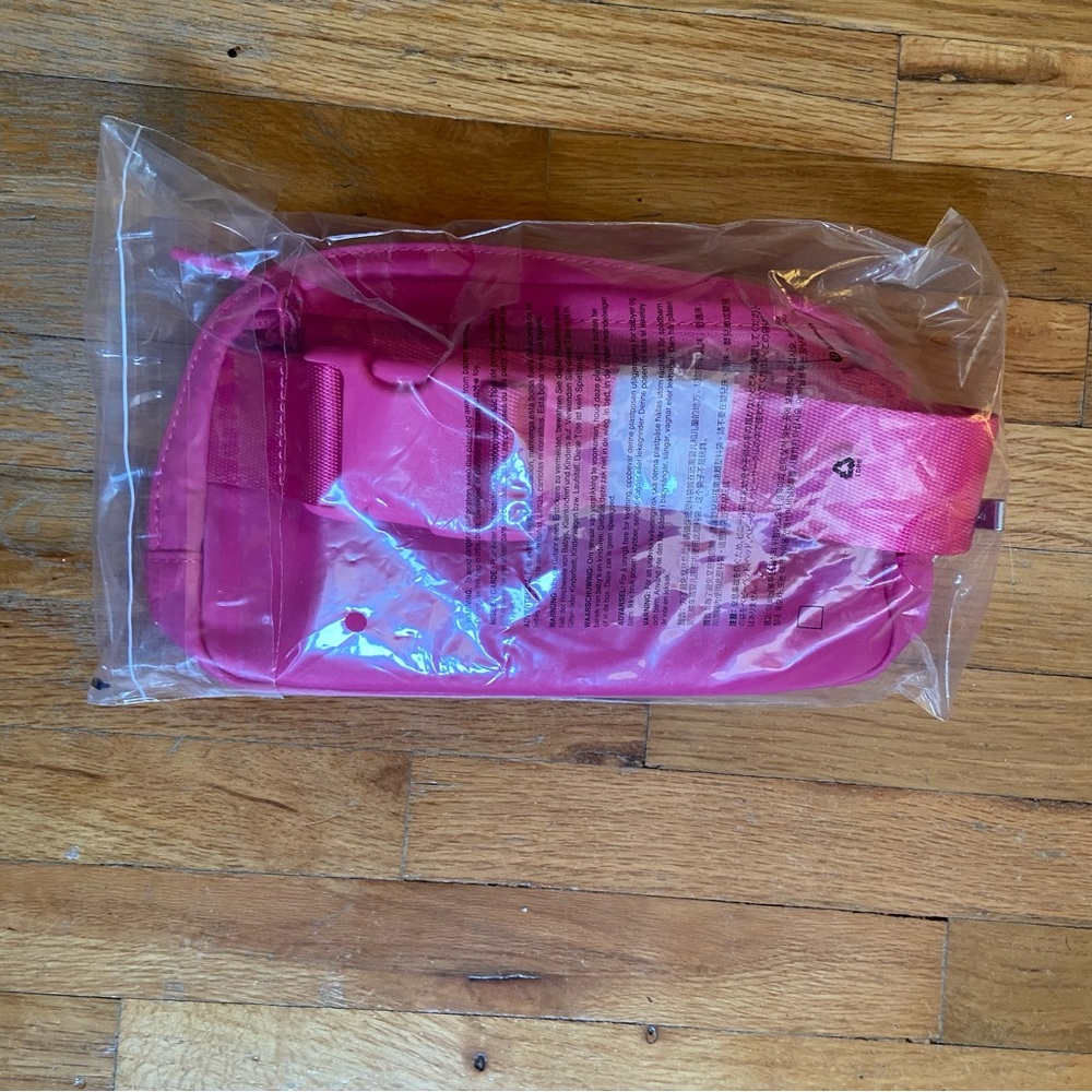 π Lululemon 1L belt bag in Sonic Pink π - Picture 3 of 9